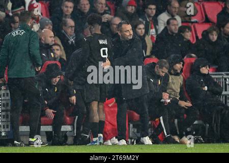 Elye Wahi (9 ans) du RC Lens est remplacé par l'entraîneur-chef Franck Haise du RC Lens lors du match de la Ligue des Champions 4 dans le groupe B lors de la saison 2023-2024 entre le PSV Eindhoven et le Racing Club de Lens le 8 novembre 2023 à Eindhoven, aux pays-Bas. (Photo de David Catry / Isosport) Banque D'Images
