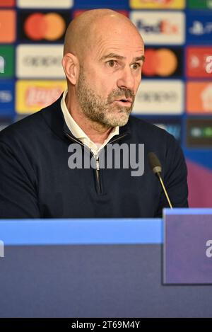 L'entraîneur principal Peter Bosz d'Eindhoven photographié lors de la conférence de presse après le match de la journée 4 de l'UEFA Champions League dans le groupe B lors de la saison 2023-2024 entre le PSV d'Eindhoven et le Racing Club de Lens le 9 novembre 2023 à Eindhoven, aux pays-Bas. (Photo de David Catry / Isosport) Banque D'Images