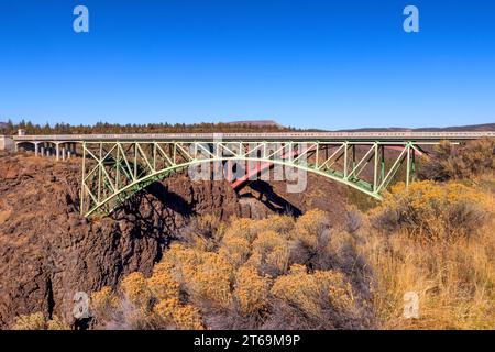 Vieux et nouveaux ponts le plus ancien s'est transformé en pont piétonnier traverse la Crooked River gorge dans l'est de l'Oregon, aux États-Unis Banque D'Images