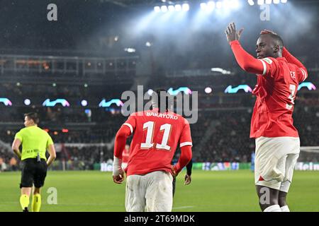 Eindhoven, pays-Bas. 08 novembre 2023. Johan Bakayoko (11 ans) d'Eindhoven et Jordan Teze (3 ans) d'Eindhoven photographiés lors du match de l'UEFA Champions League 4 dans le groupe B lors de la saison 2023-2024 entre le PSV d'Eindhoven et le Racing Club de Lens le 8 novembre 2023 à Eindhoven, aux pays-Bas. (Photo de David Catry/Isosport) crédit : Sportpix/Alamy Live News Banque D'Images