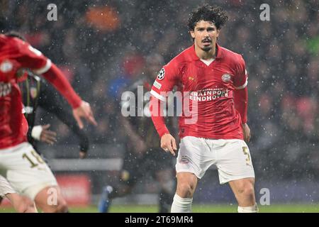 Eindhoven, pays-Bas. 08 novembre 2023. Andre Ramalho (5 ans) d'Eindhoven photographié lors du match de la journée 4 de l'UEFA Champions League dans le groupe B lors de la saison 2023-2024 entre le PSV d'Eindhoven et le Racing Club de Lens le 8 novembre 2023 à Eindhoven, aux pays-Bas. (Photo de David Catry/Isosport) crédit : Sportpix/Alamy Live News Banque D'Images