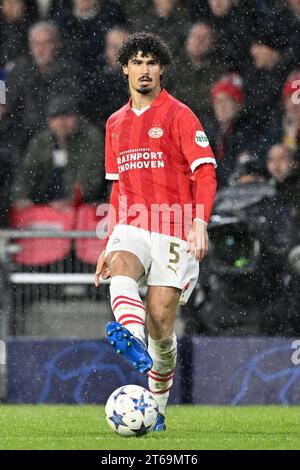 Eindhoven, pays-Bas. 08 novembre 2023. Andre Ramalho (5 ans) d'Eindhoven photographié lors du match de la journée 4 de l'UEFA Champions League dans le groupe B lors de la saison 2023-2024 entre le PSV d'Eindhoven et le Racing Club de Lens le 8 novembre 2023 à Eindhoven, aux pays-Bas. (Photo de David Catry/Isosport) crédit : Sportpix/Alamy Live News Banque D'Images