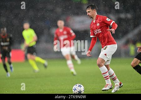 Eindhoven, pays-Bas. 08 novembre 2023. Olivier Boscagli (18 ans) d'Eindhoven photographié lors du match de la journée 4 de l'UEFA Champions League dans le groupe B lors de la saison 2023-2024 entre le PSV d'Eindhoven et le Racing Club de Lens le 8 novembre 2023 à Eindhoven, aux pays-Bas. (Photo de David Catry/Isosport) crédit : Sportpix/Alamy Live News Banque D'Images