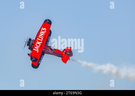 Jack Links Screamin' Sachquatch bi-plan effectue de la voltige lors d'un spectacle aérien à Pensacola, en Floride Banque D'Images