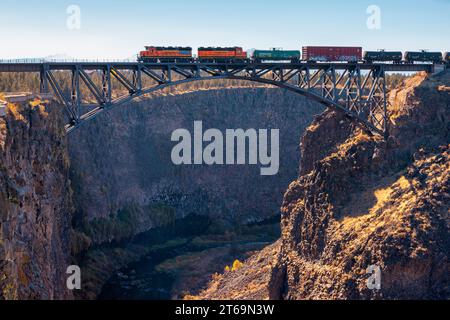 Crooked River gorge, Oregon, États-Unis -0 le 9 octobre 2023 : le pont ferroviaire qui traverse la descente de 320 pieds dans le canyon ci-dessous a été achevé en 1911 Banque D'Images