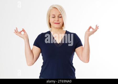 Femme blonde d'âge moyen sur fond isolé blanc se détendre et sourire avec les yeux fermés faisant un geste de méditation avec les doigts. Concept de yoga. Calme po Banque D'Images