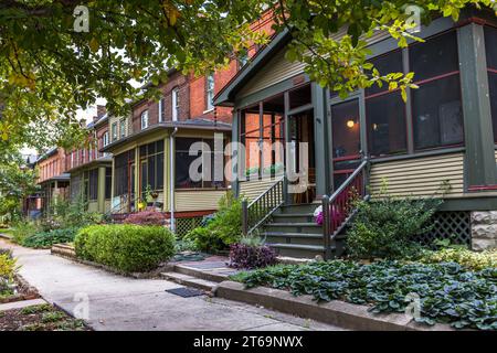 Des bâtiments résidentiels avec porches couverts se dressent dans le quartier Pullman de Chicago, Illinois, États-Unis. À partir de 1880, George Pullman a développé son entreprise et sa ville de manière rationnelle et orientée vers les profits. Les mêmes machines utilisées pour fabriquer les premiers wagons de chemin de fer ont été utilisées pour construire les maisons des ouvriers. La beauté de la ville et le confort de l'électricité et de l'eau courante dans les maisons étaient destinés à garder les employés heureux et, par conséquent, à prévenir la consommation d'alcool et les grèves. Le quartier Pullman de Chicago est en gentrification depuis la fin du XXe siècle, wit Banque D'Images