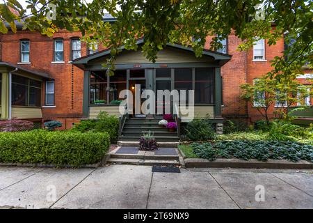Maisons dans le quartier historique de Pullman, ici avec une véranda en bois couverte restaurée de manière élaborée, à Chicago, Illinois, États-Unis. Les maisons sont maintenant privées. À partir de 1880, l'industriel George Pullman a construit une ville et un site industriel entièrement nouveaux pour la production de wagons-lits de luxe pour les compagnies ferroviaires. Le quartier Pullman de Chicago s'est embourgeoisé depuis la fin du XXe siècle, de nombreux résidents restaurant leurs propres maisons et participant à des projets de quartier. Banque D'Images