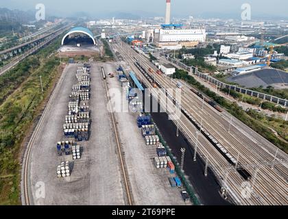 CHONGQING, CHINE - 9 NOVEMBRE 2023 - Un train sort lentement de la voie ferrée spéciale de la zone de développement économique et technologique de Changshou à Chon Banque D'Images