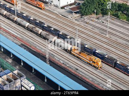 CHONGQING, CHINE - 9 NOVEMBRE 2023 - Un train sort lentement de la voie ferrée spéciale de la zone de développement économique et technologique de Changshou à Chon Banque D'Images