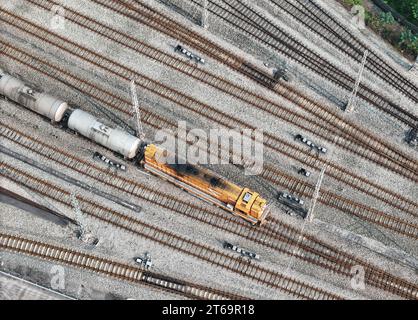 CHONGQING, CHINE - 9 NOVEMBRE 2023 - Un train sort lentement de la voie ferrée spéciale de la zone de développement économique et technologique de Changshou à Chon Banque D'Images