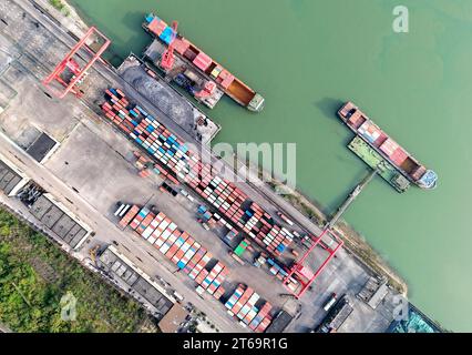 CHONGQING, CHINE - le 9 NOVEMBRE 2023 - les porte-conteneurs chargent et déchargent au terminal chimique de Chongqing, sur le cours supérieur du fleuve Yangtsé Banque D'Images