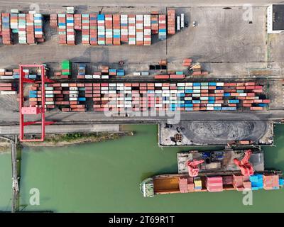 CHONGQING, CHINE - le 9 NOVEMBRE 2023 - les porte-conteneurs chargent et déchargent au terminal chimique de Chongqing, sur le cours supérieur du fleuve Yangtsé Banque D'Images