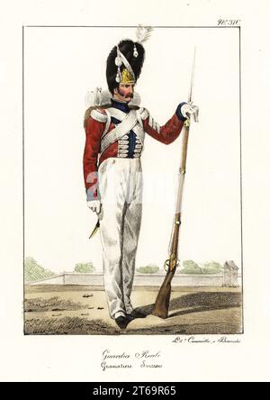 Grenadier dans la Garde suisse, Garde royale française, Restauration Bourbon. En peau d'ours au pinceau, pelage rouge avec froissage et épaulettes, pantalons blancs, armés de mousquet et baïonnette. Garde Royale. Grenadier Suisse. Lithographie coloriée à la main de Lorenzo Bianchi et Domenico Cuciniello d'après Hippolyte Lecomte de Costumi civili e militari della monarchia francese dal 1200 al 1820, Naples, 1825. Édition italienne des costumes civils et militaires Lecomtes de la monarchie française de 1200 à 1820. Banque D'Images