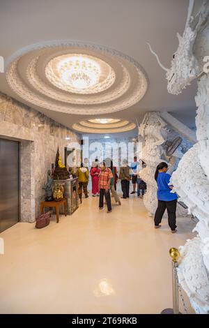 Visiteurs à l'intérieur de la statue de Guan Yin (Déesse de la Miséricorde) au temple Wat Huay Pla Kang à Chiang Rai, Thaïlande Banque D'Images