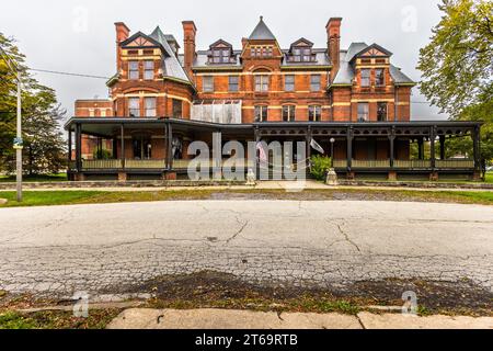 L'hôtel Florence, situé dans le centre de Pullman City, porte le nom de la fille préférée de George Pullman. L'hôtel a accueilli des partenaires commerciaux et, en 1895, des visiteurs de l'exposition universelle de Chicago. Aujourd’hui, le bâtiment est vide et attend un financement pour rénovation. Le quartier Pullman de Chicago s'est gentrifié depuis la fin du XXe siècle. De nombreux résidents sont impliqués dans la restauration de leurs propres maisons et dans des projets dans tout le quartier. Chicago, Illinois, États-Unis Banque D'Images