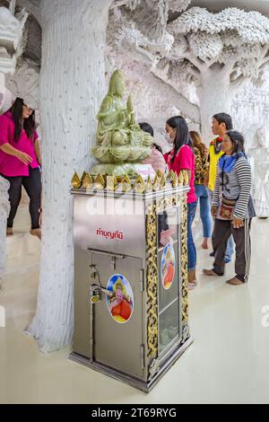 Sanctuaire bouddhiste à l'intérieur de la statue Guan Yin (déesse de la Miséricorde) au temple Wat Huay Pla Kang dans la province de Chiang Rai au nord de la Thaïlande Banque D'Images