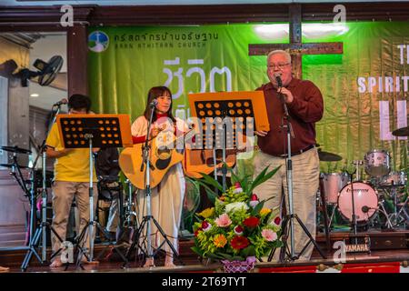 Le pasteur Michael Johnson s'exprimant à l'église Baan Athitaan et à l'école de langue Grace à Chiang Rai, Thaïlande Banque D'Images