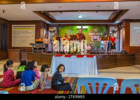 Le pasteur Michael Johnson s'exprimant à l'église Baan Athitaan et à l'école de langue Grace à Chiang Rai, Thaïlande Banque D'Images