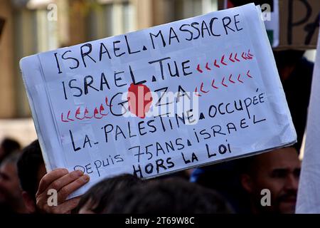 Marseille, France. 5 novembre 2023. Un manifestant tient une pancarte pendant la manifestation contre la guerre en Palestine. Près de 3000 personnes défilent dans les rues de Marseille en soutien au peuple palestinien tout en disant arrêter les bombardements à Gaza. (Image de crédit : © Gerard Bottino/SOPA Images via ZUMA Press Wire) USAGE ÉDITORIAL SEULEMENT! Non destiné à UN USAGE commercial ! Banque D'Images