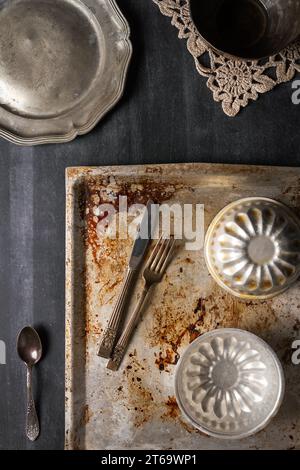 Divers objets de cuisine anciens sur fond noir de tableau noir. Pose à plat. Banque D'Images