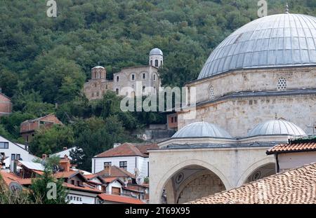 L'église du Saint Sauveur vue de la rue près de la mosquée Sinan Pacha à Prizren, Kosovo Banque D'Images