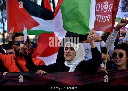 Marseille, France. 5 novembre 2023. Les manifestants chantent des slogans en marchant dans les rues avec une bannière, des drapeaux palestiniens et des pancartes pendant la manifestation contre la guerre en Palestine. Près de 3000 personnes défilent dans les rues de Marseille en soutien au peuple palestinien tout en disant arrêter les bombardements à Gaza. (Image de crédit : © Gerard Bottino/SOPA Images via ZUMA Press Wire) USAGE ÉDITORIAL SEULEMENT! Non destiné à UN USAGE commercial ! Banque D'Images