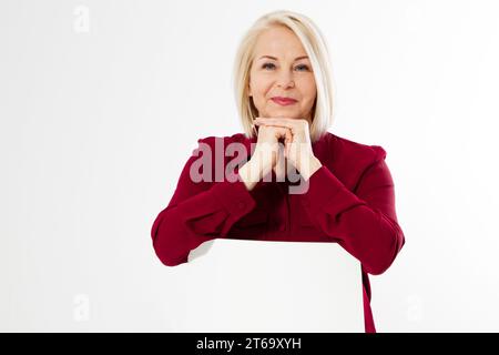 Portrait de femme d'âge moyen souriante, belle femme d'âge moyen closeup isolé sur fond blanc Banque D'Images