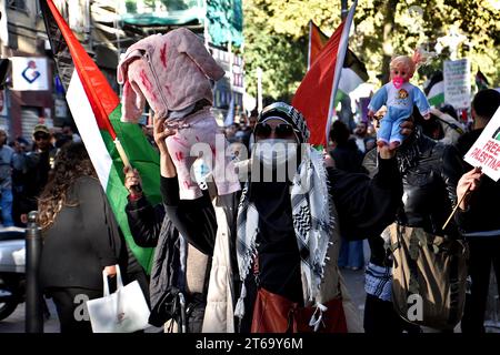 Marseille, France. 5 novembre 2023. Un manifestant tient des poupées pendant la manifestation contre la guerre en Palestine. Près de 3000 personnes défilent dans les rues de Marseille en soutien au peuple palestinien tout en disant arrêter les bombardements à Gaza. (Image de crédit : © Gerard Bottino/SOPA Images via ZUMA Press Wire) USAGE ÉDITORIAL SEULEMENT! Non destiné à UN USAGE commercial ! Banque D'Images