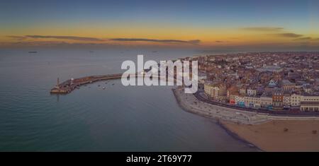 Une vue aérienne de Margate Beach et Harbour Arm au coucher du soleil. Kent, Angleterre Banque D'Images