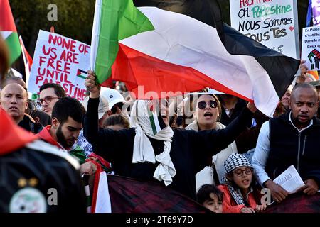 Marseille, France. 5 novembre 2023. Les manifestants chantent des slogans en marchant dans les rues avec un drapeau palestinien et des pancartes pendant la manifestation contre la guerre en Palestine. Près de 3000 personnes défilent dans les rues de Marseille en soutien au peuple palestinien tout en disant arrêter les bombardements à Gaza. (Image de crédit : © Gerard Bottino/SOPA Images via ZUMA Press Wire) USAGE ÉDITORIAL SEULEMENT! Non destiné à UN USAGE commercial ! Banque D'Images