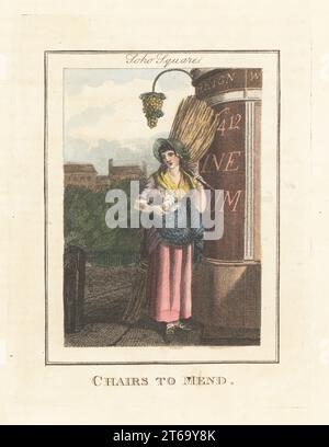 Chair-mender recherche des clients à Soho Square, Londres, 1805. Femme dans le bonnet allaitant un bébé avec un paquet de rushes sur son dos. Les jardins et la place pavée derrière elle. Chaises à réparer. Gravure sur cuivre colorée à la main par Edward Edwards d'après une illustration de William Marshall Craig de Description des plaques représentant les Itinerant Traders de Londres, Richard Phillips, No. 71 St Pauls Churchyard, Londres, 1805. Banque D'Images