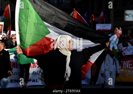 Marseille, France. 5 novembre 2023. Une manifestante tient un drapeau palestinien pendant la manifestation contre la guerre en Palestine. Près de 3000 personnes défilent dans les rues de Marseille en soutien au peuple palestinien tout en disant arrêter les bombardements à Gaza. (Image de crédit : © Gerard Bottino/SOPA Images via ZUMA Press Wire) USAGE ÉDITORIAL SEULEMENT! Non destiné à UN USAGE commercial ! Banque D'Images