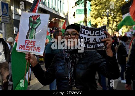 Marseille, France. 5 novembre 2023. Une manifestante avec un drapeau palestinien et des pancartes chante des slogans pendant la manifestation contre la guerre en Palestine. Près de 3000 personnes défilent dans les rues de Marseille en soutien au peuple palestinien tout en disant arrêter les bombardements à Gaza. (Image de crédit : © Gerard Bottino/SOPA Images via ZUMA Press Wire) USAGE ÉDITORIAL SEULEMENT! Non destiné à UN USAGE commercial ! Banque D'Images