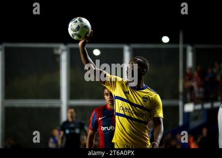 Luis Advincula de Boca Juniors vu en action lors du match entre San Lorenzo de Almagro et Boja Juniors dans le cadre de Copa de la Liga - Fecha 12- Zona B à l'Estadio Pedro Bidegain. Note finale : San Lorenzo 1 : 1 Boca Juniors. Banque D'Images