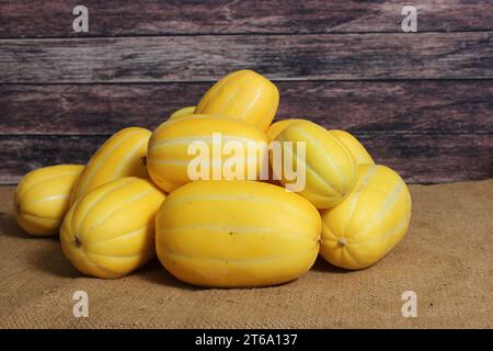 Récolte de melons d'été - melons coréens Ginkaku - Cucumis melo var. makuwa. Melons asiatiques frais Banque D'Images