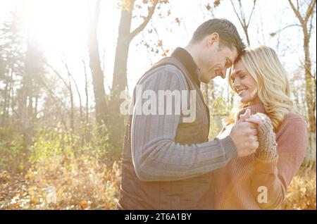 HES la seule. Un jeune couple affectueux et romantique passant du temps ensemble dans les bois. Banque D'Images
