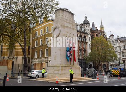 Londres, Royaume-Uni. 9 novembre 2023. Un officier de police garde le mémorial de guerre du cénotaphe à Whitehall. Banque D'Images