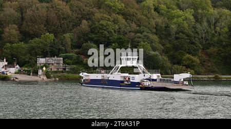 Le Higher Ferry de l'autre côté de la rivière Dart à Dartmouth, South Devon, vu ici au Britannia Crossing du côté Kingswear de la rivière. Banque D'Images