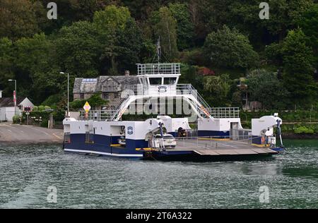 Le Higher Ferry de l'autre côté de la rivière Dart à Dartmouth, South Devon, vu ici au Britannia Crossing du côté Kingswear de la rivière. Banque D'Images