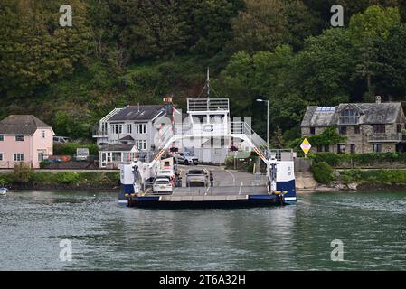 Le Higher Ferry de l'autre côté de la rivière Dart à Dartmouth, South Devon, vu ici au Britannia Crossing du côté Kingswear de la rivière. Banque D'Images