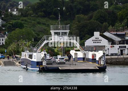 Le Higher Ferry de l'autre côté de la rivière Dart à Dartmouth, South Devon, vu ici du côté de Dartmouth de la rivière. Banque D'Images