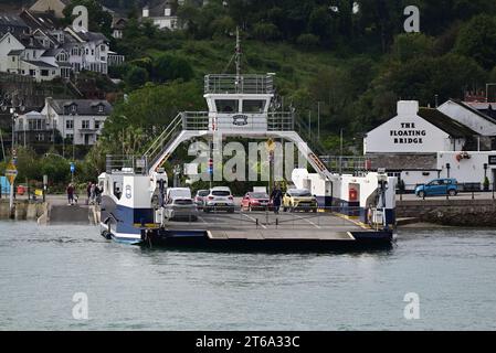 Le Higher Ferry de l'autre côté de la rivière Dart à Dartmouth, South Devon, vu ici du côté de Dartmouth de la rivière. Banque D'Images