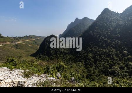 Villages et fermes à la boucle de Ha Giang au Nord Vietnam Banque D'Images