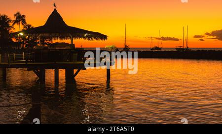 Coucher de soleil sur la plage de la Pointe du bout aux trois-ilets, Martinique, mer des Caraïbes, Antilles françaises. Banque D'Images