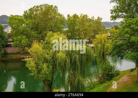 Rivière Vrbas lorsqu'elle traverse Banja Luka en Republika Srpska, Bosnie-Herzégovine. Vue depuis le château de la forteresse de Kastel, en regardant vers la rive sud Banque D'Images