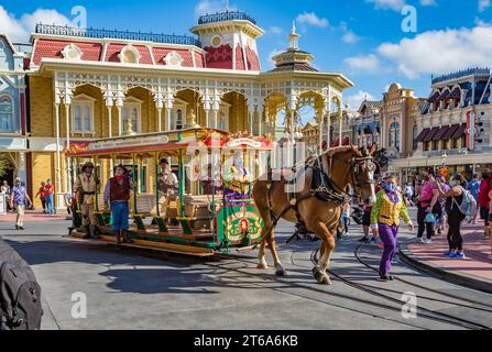 Chariot de traction de chevaux avec des personnages Disney sur main Street dans le Magic Kingdom à Walt Disney World, Orlando, Floride Banque D'Images