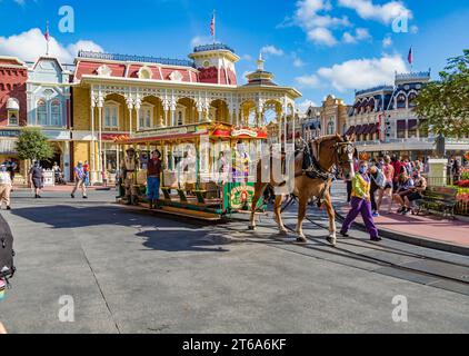 Chariot de traction de chevaux avec des personnages Disney sur main Street dans le Magic Kingdom à Walt Disney World, Orlando, Floride Banque D'Images