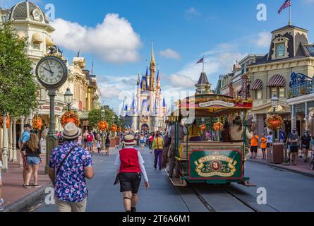 Chariot de traction de chevaux avec des personnages Disney sur main Street dans le Magic Kingdom à Walt Disney World, Orlando, Floride Banque D'Images