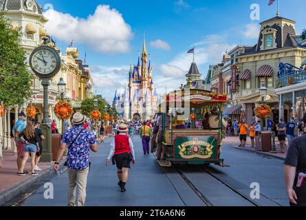 Chariot de traction de chevaux avec des personnages Disney sur main Street dans le Magic Kingdom à Walt Disney World, Orlando, Floride Banque D'Images